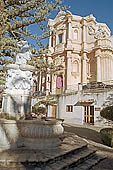 Noto, fontana e chiesa di San Domenico 